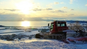 ゲレンデ頂上　猪苗代湖に沈む夕日と圧雪車