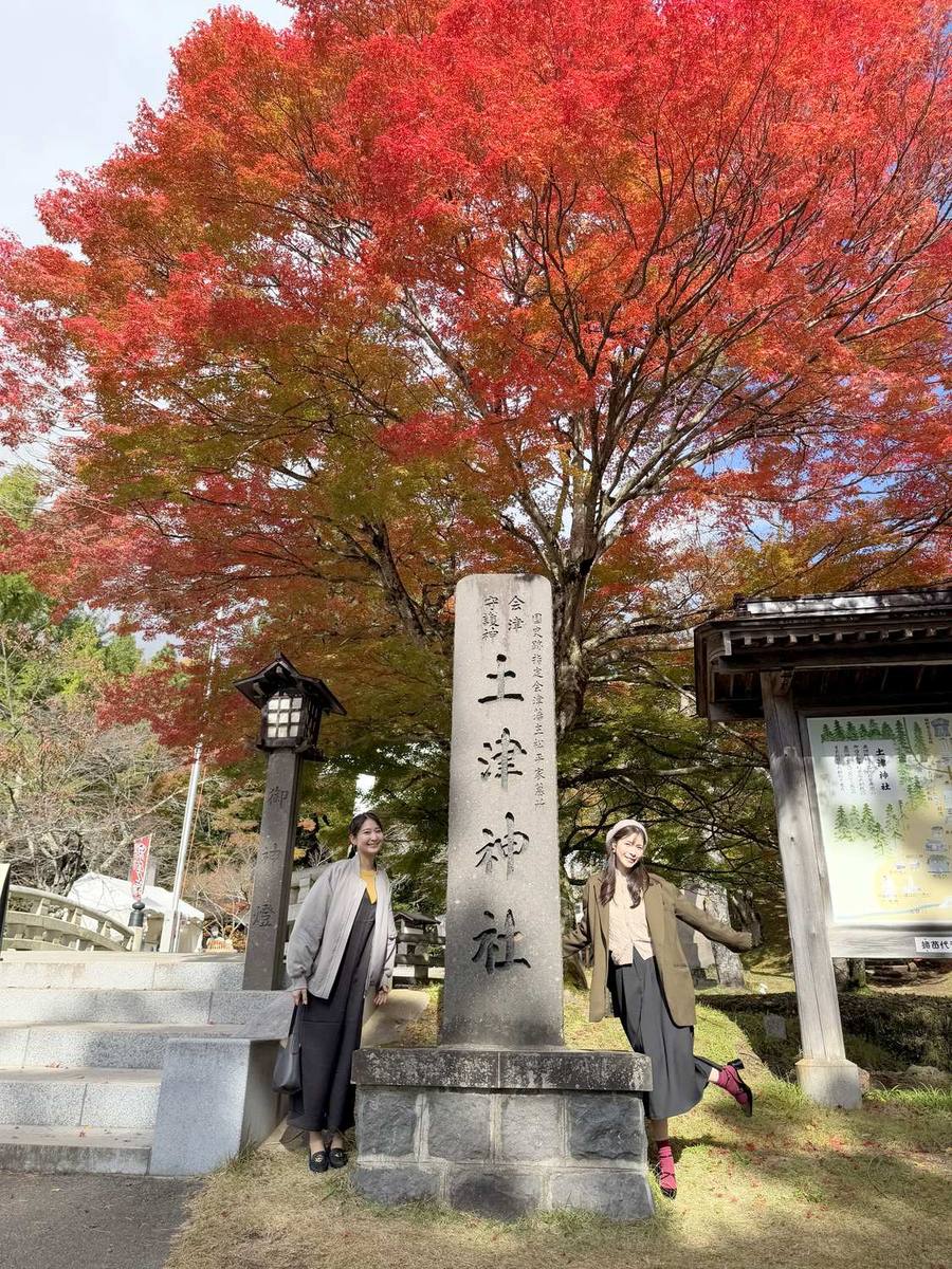 赤く色づくモミジと土津神社の社号標