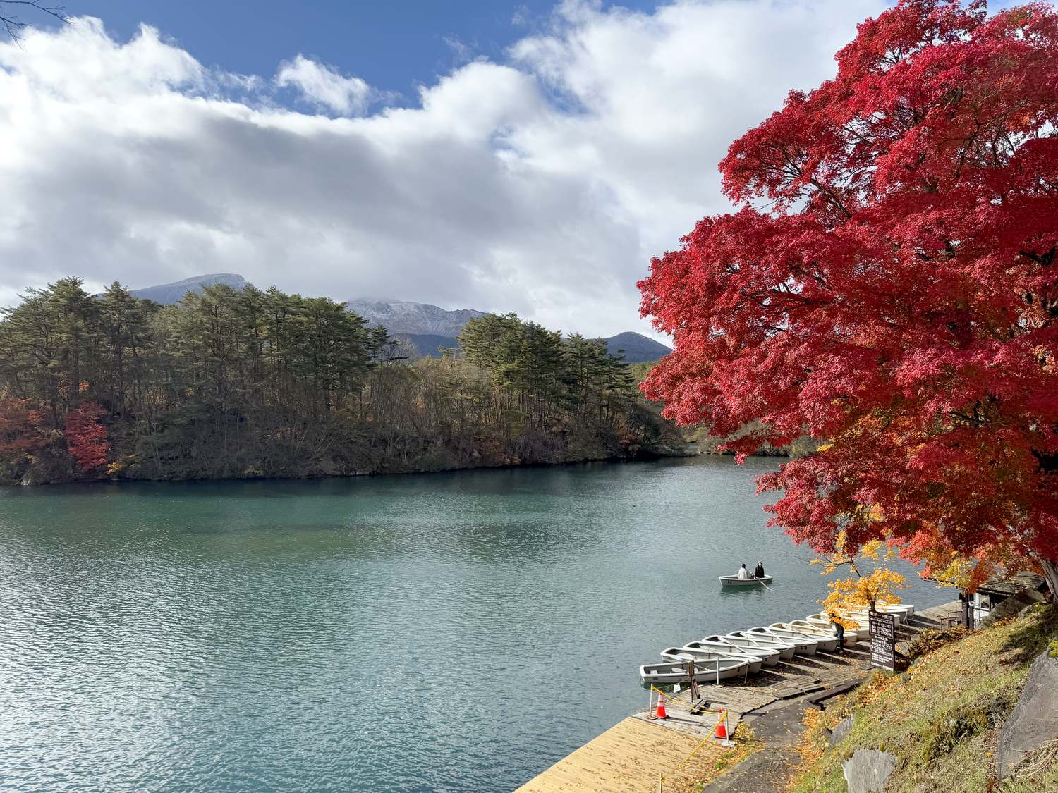 五色沼の湖面と赤く色づく木々