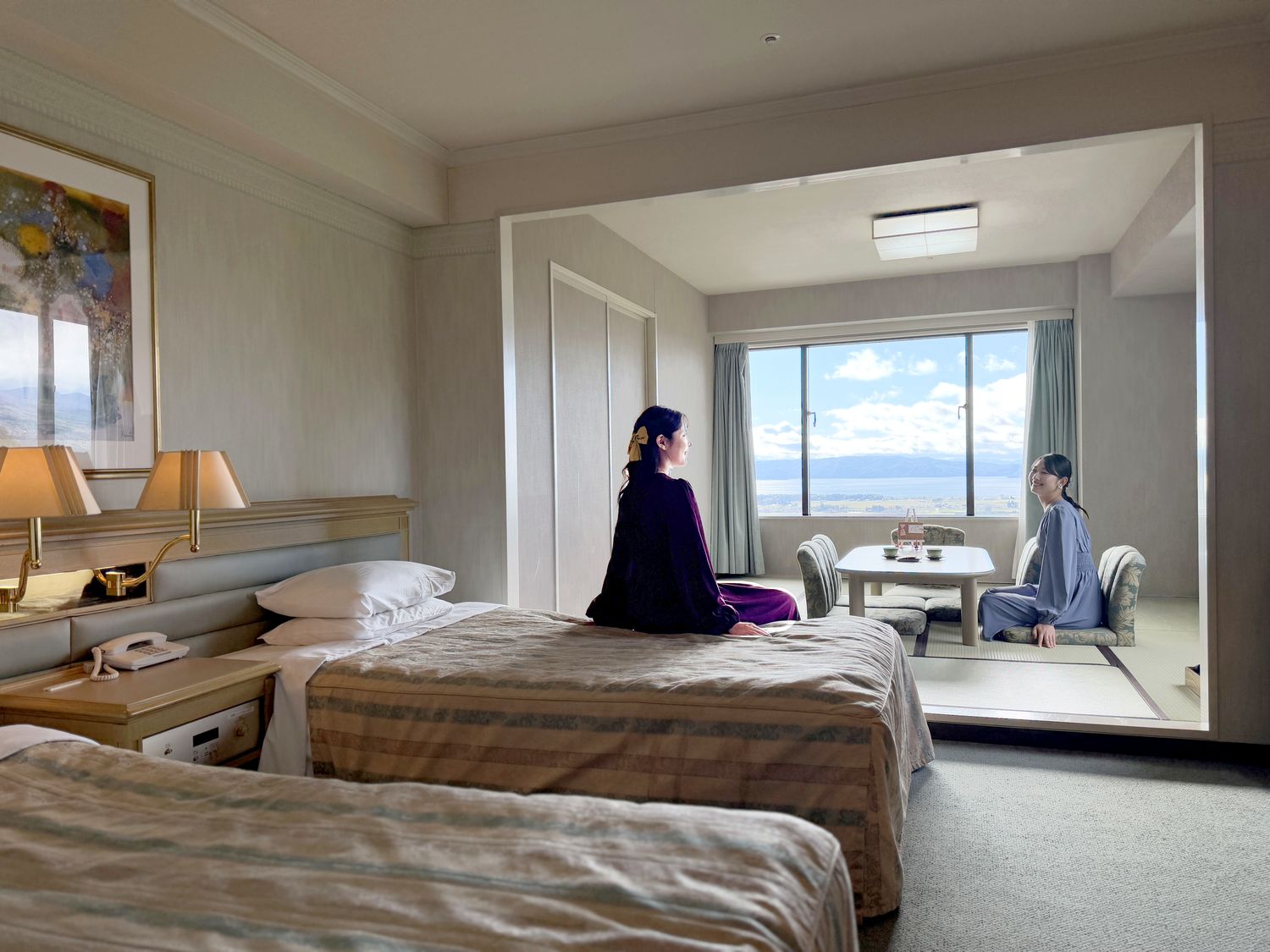 ベッドと畳を備えたホテルの和洋室