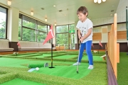 雨でも楽しめる屋内パターゴルフ