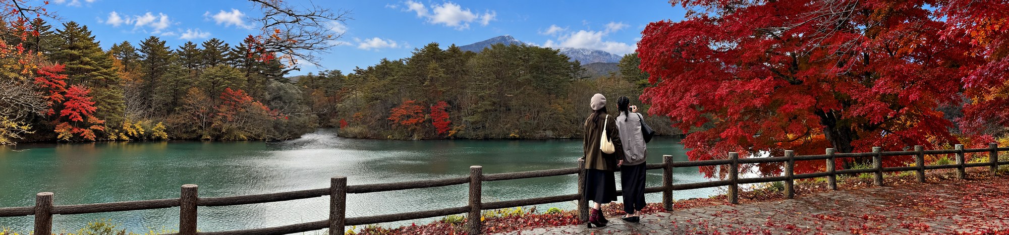 紅葉のもみじと毘沙門沼、磐梯山
