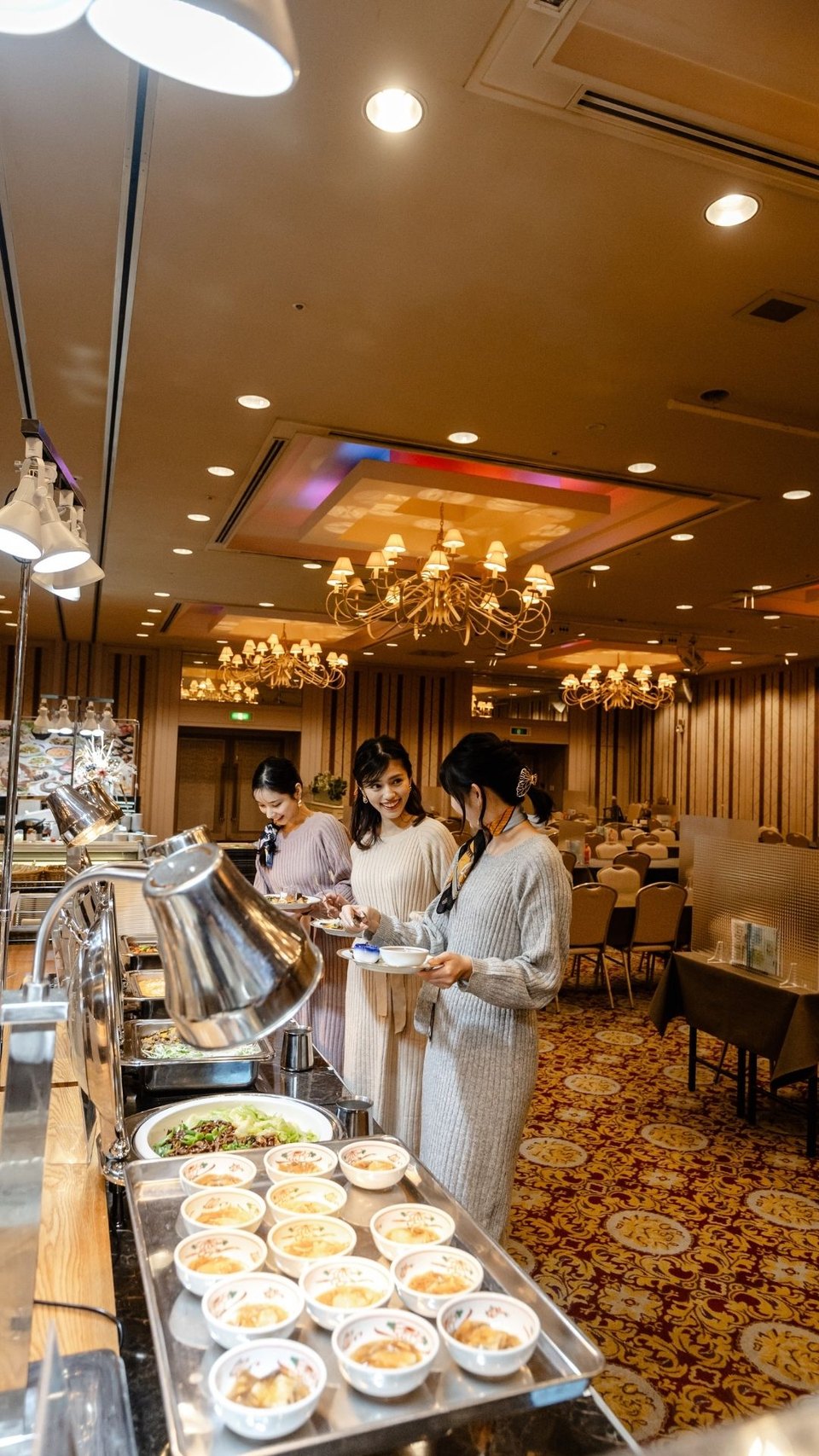 パーティールームで食事を楽しむお客様