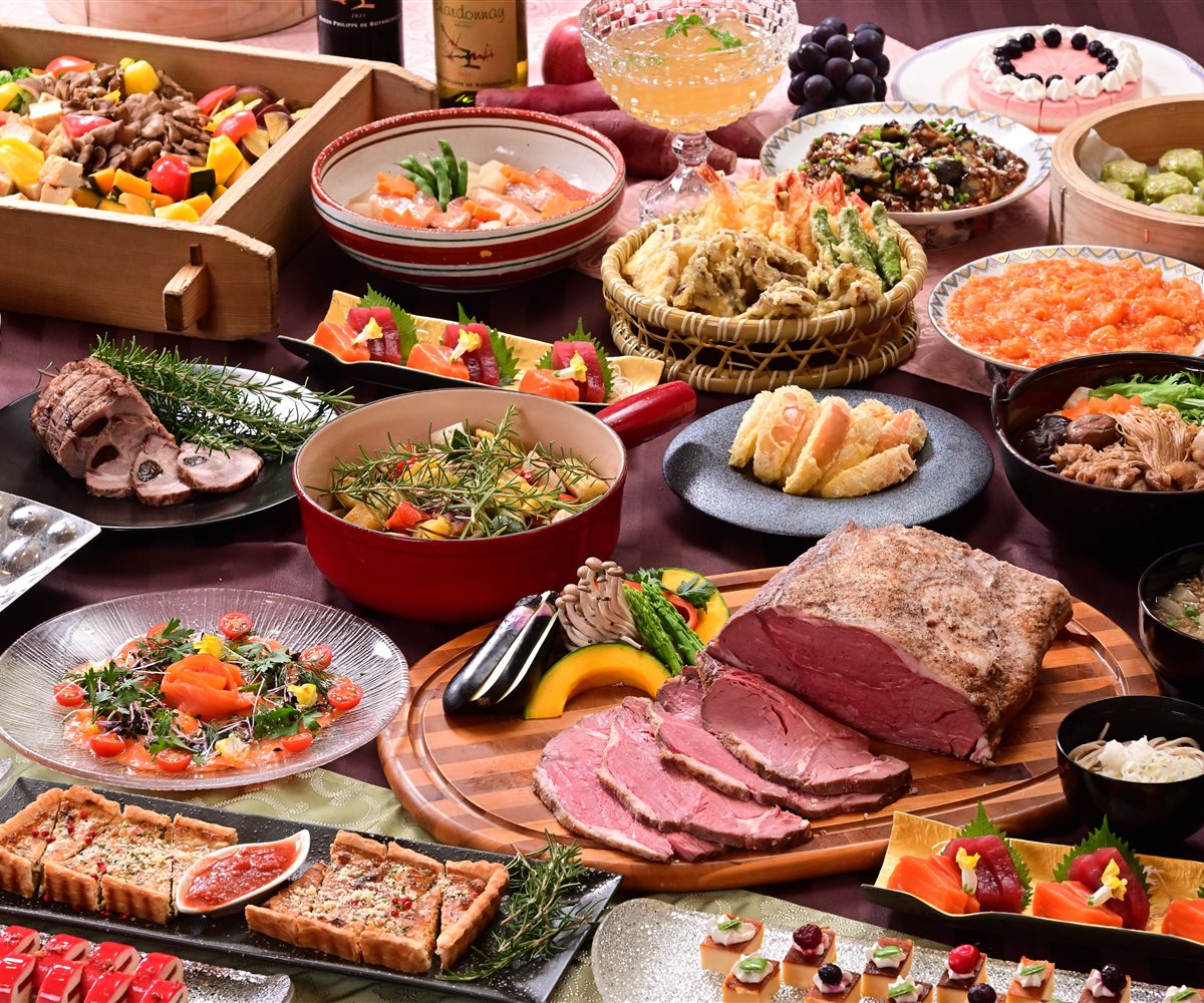 秋の夕食ビュッフェ。ローストビーフ、天ぷら、栗や無花果のデザートが並ぶ