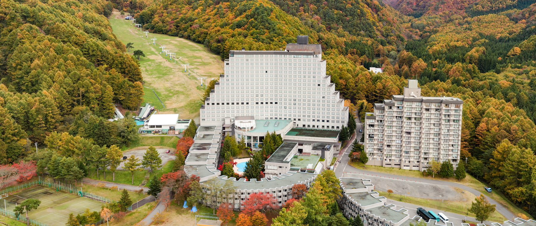 紅葉に囲まれたホテルリステル猪苗代