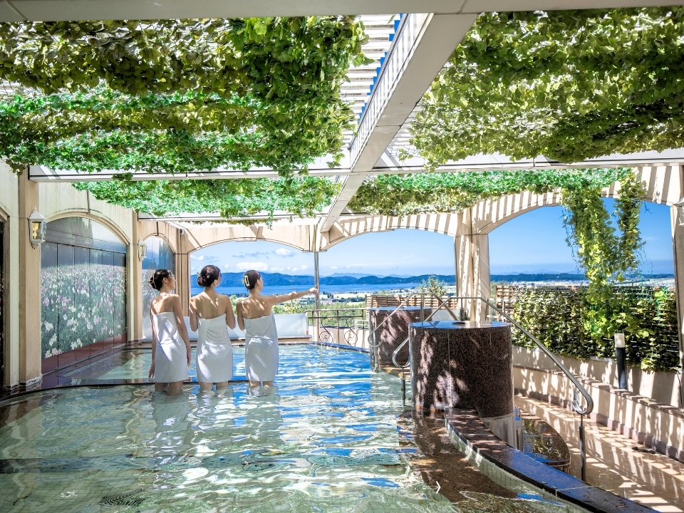 夏のホテル外観